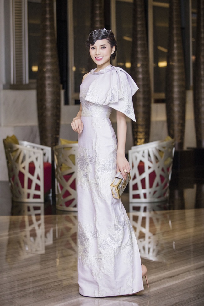Hay thậm chí việc mẹ của Kỳ Duyên quan tâm chăm sóc cô quá mức cũng bị mang đi so sánh với một cô người mẫu người Thái Lan.