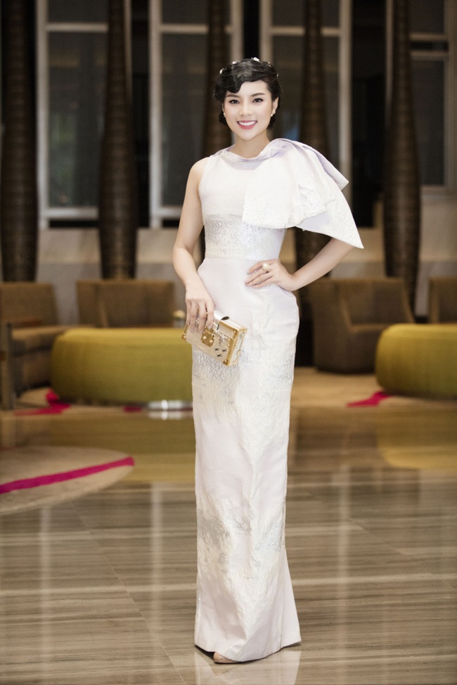 Tuy nhiên, bộ đầm mà cô mặc lại được khen ngợi. Diện chiếc đầm dạ hội của NTK Phương My, mỹ nhân tự tin khoe bờ vai gợi cảm ngay khi xuất hiện tại buổi họp báo. 