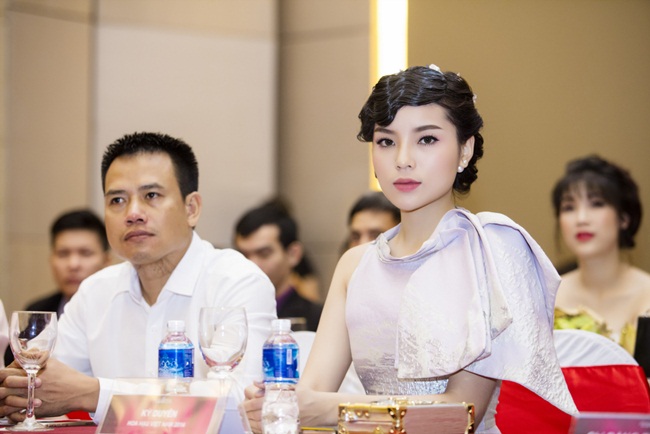Gần đây, Kỳ Duyên liên tục tạo thiện cảm nhờ gu thời trang tối giản nhưng không kém phần tinh tế, giúp cô khoe được những điểm mạnh trên cơ thể. 