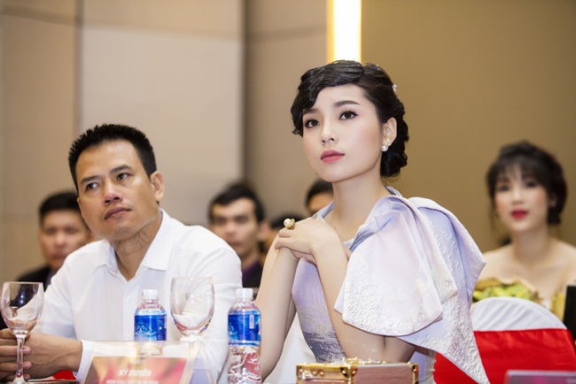  Những bộ cánh dạo phố của người đẹp gốc Nam Định liên tục lọt top những trang phục đẹp của tuần. 