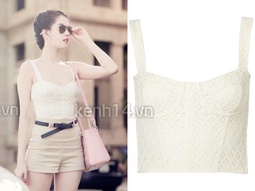 Ngọc Trinh trẻ trung, gợi cảm trong một thiết kế crop-top dáng corset chất liệu ren của thương hiệu Topshop.  