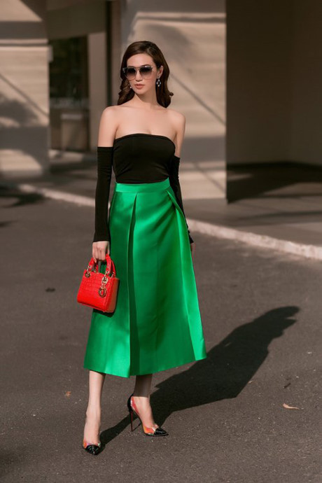 Khánh My xách túi Dior tông đỏ nổi bật có giá trị lớn.
