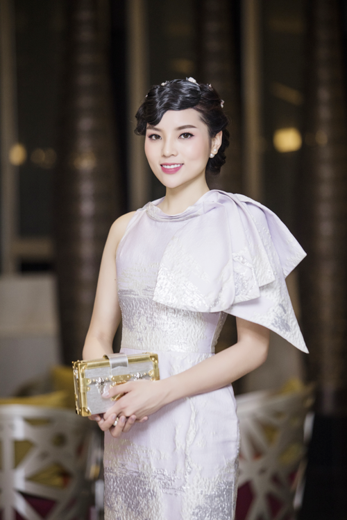 Trong khi các người đẹp khác đều tươi tắn thì Kỳ Duyên lại xuất hiện với phong độ nhan sắc sa sút với kiểu tóc quý tộc khiến cô già hơn tuổi nhiều lần.