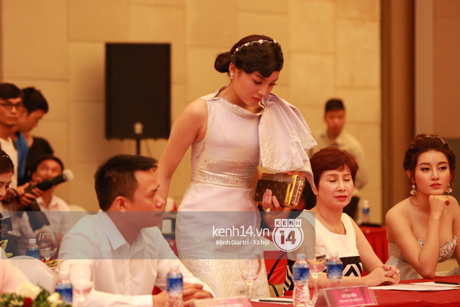 Người đẹp xin lỗi vì lý do thời tiết, trời mưa lớn nên cô cùng Á hậu Tú Anh đã tới muộn