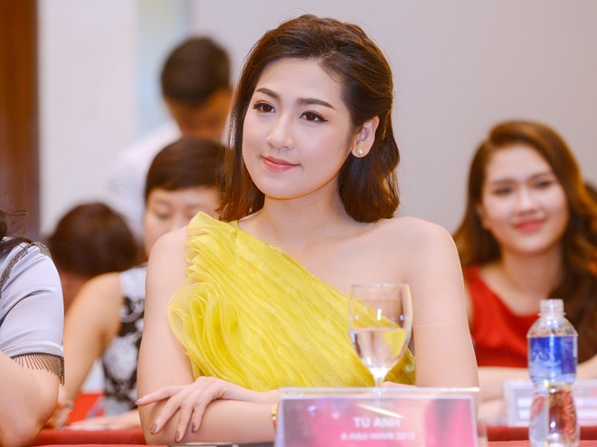 Á hậu Tú Anh trẻ trung dự sự kiện.