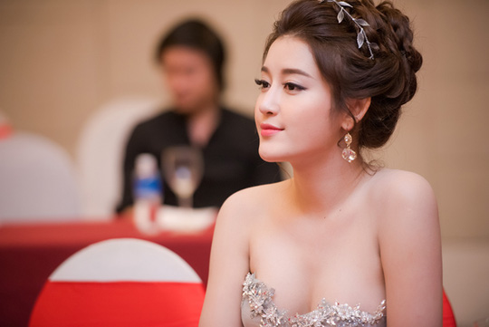 Trong khi đó, Huyền My đã ngồi dự từ lâu.