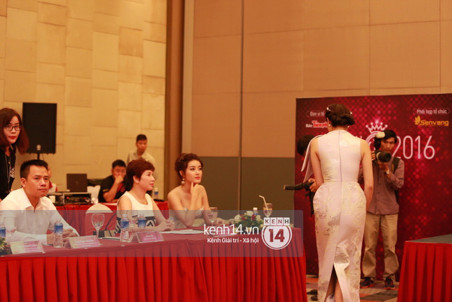 Chương trình dự kiến bắt đầu đón khách lúc 9h30 nhưng chỉ có Á hậu Huyền My và HH Ngọc Hân có mặt tại địa điểm họp báo.
