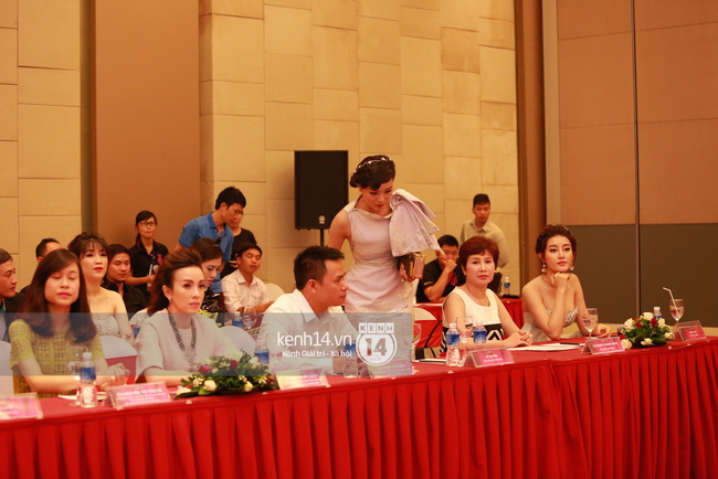 Cô ngồi vào hàng ghế đầu dành cho khách mời