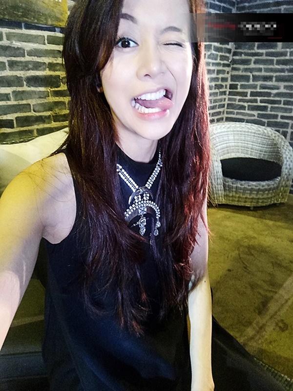 Thử thách chụp hình selfie, khó có thể hiểu được biểu cảm của cô nàng.