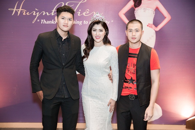  Đó là một thành quả đầy bất ngờ nhưng xứng đáng, mang lại niềm vinh hạnh  cho Đăng ký và nhận 60K 24 bao lì xì miễn phí mỗi ngày. Với chiều cao cực khủng khoảng 1m9, em trai 18  tuổi của Huỳnh Tiên (ngoài cùng bên trái) trở thành tâm điểm của mọi người.