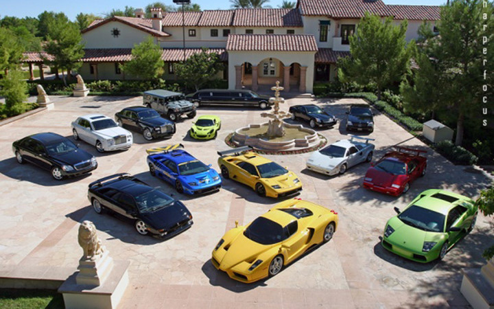 Tuy nhiên không thể không kể đến các đời xe Lamborghini Gallardo SE, Ferrari 360 Spider, Ferrari F430 spider, Rolls Joyce Phantom cùng nhiều dòng xe cao cấp khác trong bộ sưu tập từng gắn liền với Cường Đôla.