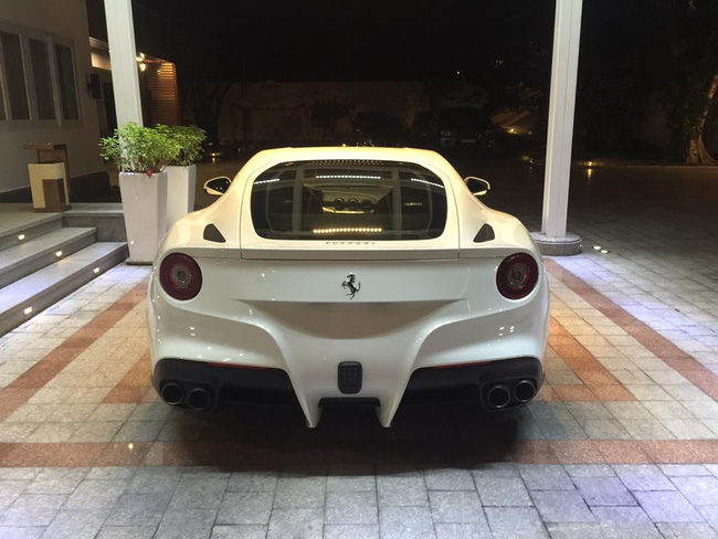 Nói đến bộ sưu tập siêu xe của anh em nhà Phan Thành, phải kể đến những cái tên như siêu xe McLaren 650S Spider, BMW i8 màu xám bút chì, Lamborghini Huracan xanh cốm và Ferrari F12 Berlinetta trắng (21 tỉ). 