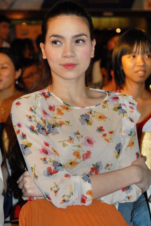 Chiếc áo voan in hoa mang tone màu pastel nhẹ nhàng mà Hồ Ngọc Hà từng mặc nằm trong BST tháng mới nhất của Zara.
