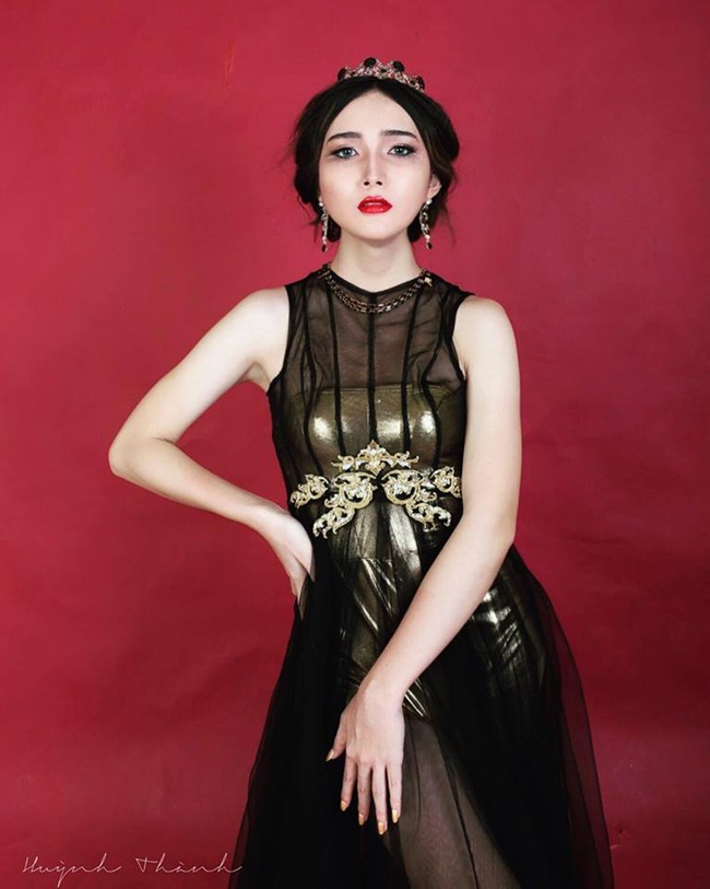 Ngay sau đó, những hình ảnh của Trinh được phát tán một cách chóng mặt. Và cô nàng được mệnh danh là người đẹp chuyển giới  trẻ tuổi nhất của Việt Nam. 