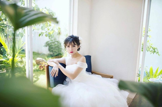 'Nhưng vì Trinh muốn một nét đẹp chuẩn hơn trên gương mặt nên Trinh mới quyết định thực hiện một số tiểu phẫu nhấn mí và sửa mũi  để thanh thoát hơn vì mắt trinh mí hơi bị sụp và mũi tuy cao nhưng hơi gồ'.