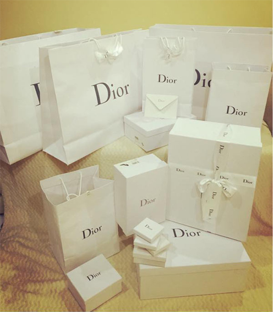 Về cơ bản, cô rất yêu thích các món đồ của hiệu Dior và thường xuyên sắm cả ''núi đồ'' đắt đỏ.