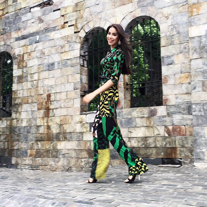 Versace là một trong những thương hiệu được Phạm Hương yêu thích và sử dụng nhiều tại The Face. Trong ảnh, hoa hậu diện bộ cánh họa tiết bắt mắt, giày cùng nhãn hiệu ăn nhập. 