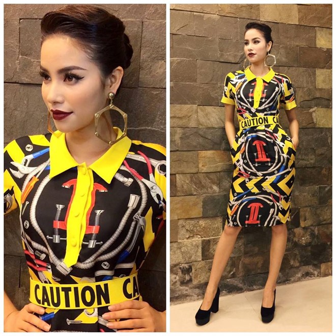 Bộ đầm Moschino họa tiết bắt mắt ôm sát đường cong người mặc, đồng thời giúp cô nổi bật trên ghế nóng. Phụ kiện hoa tai to bản, giày đế vuông của Casadei mang lại nét trẻ trung.