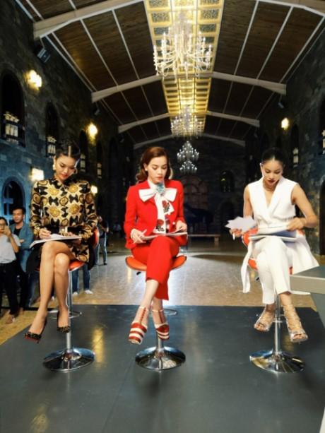 Nổi tiếng là những nữ hoàng hàng hiệu, các HLV không ngại ngần chi mạnh tay cho những thiết kế giúp họ xuất hiện đẳng cấp trong The Face.