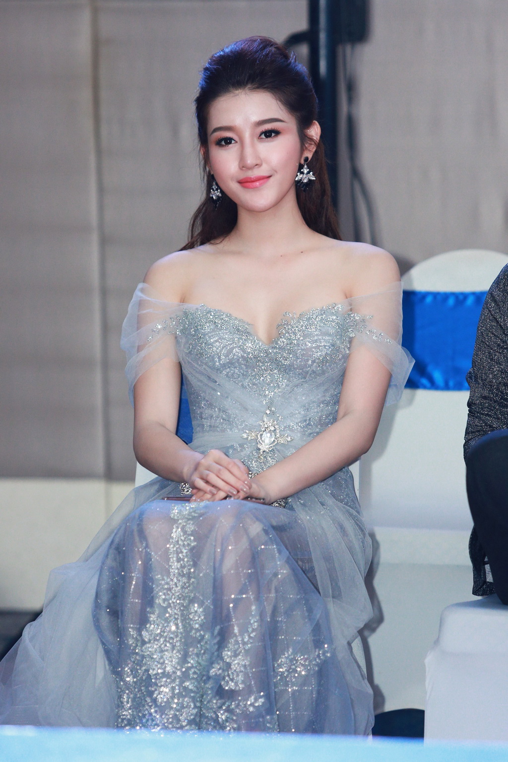Xuất hiện tại sự kiện, Á hậu Huyền My lựa chọn bộ váy dạ hội trễ vai màu ghi vô cùng yêu kiều và quyến rũ của thương hiệu Joli Poli. Đây cũng là thương hiệu đã đồng hành cùng Á hậu Huyền My trong suốt thời gian qua, giúp cô có một diện mạo lộng lâỹ, sang trọng nhưng không kém phần sexy khi tham dự các sự kiện lớn.