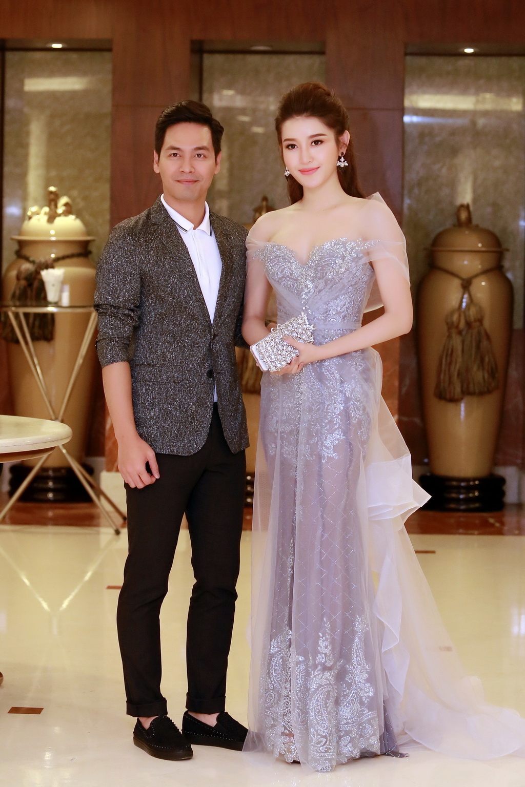 Vốn là anh em thân thiết ngoài cuộc sống và lại ở cùng trong một toà nhà chung cư cao cấp tại Hà Nội nên Huyền My và MC Phan Anh rất vui mừng khi hội ngộ.