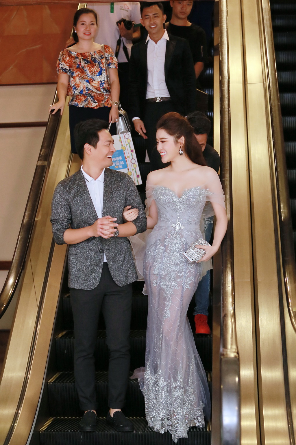 Huyền My cho biết Phan Anh là đàn anh có kinh nghiệm trong lĩnh vực MC, diễn xuất, chính vì thế đã cho cô nhiều lời khuyên bổ ích cho vai diễn sắp tới của mình.
