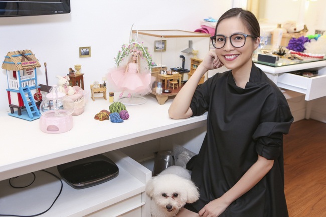 Mới đây, Hiền Thục đã về nhà mẹ của mình để lựa đồ, phụ kiện và đồ chơi mang đi bán làm từ thiện. Hiền Thục có đến 8 tủ đồ và 2 tủ giày lớn ở nhà riêng, tại nhà mẹ, cô chọn ra vài món đồ ưng ý để đem đi bán.