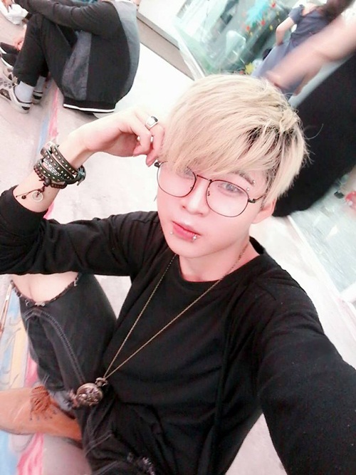 Gin Gray tên thật là Nguyễn Phi Hùng. Hiện tại Gin đang đang theo học stylist , thiết kế thời trang và công việc hiện tại của mình là stylist , teen model.