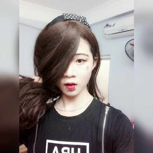 Đã có nhiều người thắc mắc bố hoặc mẹ của Gin Gray có phải là người Hàn hay không. Anh chàng trả lời rằng: ‘Gin cảm thấy rất vui khi có gương mặt giống ulzzang tuy nhiên bố mẹ mình đều là người Việt Nam. Họ đều sở hữu gương mặt thuần việt và cặp mắt 2 mí nhưng riêng mình lại sở hữu đôi mắt 1 mí khác biệt nên cũng hơi thấy khó hiểu’ (cười). 