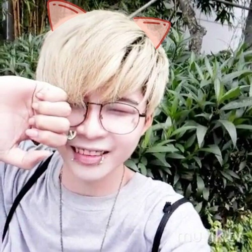 Thời gian gần đây cộng đồng mạng đang phát sốt hình ảnh một bạn teen boy có nickname Gin Gray. Chàng trai sở hữu gương mặt đậm nét Hàn Quốc và style phá cách cực kỳ cá tính. 