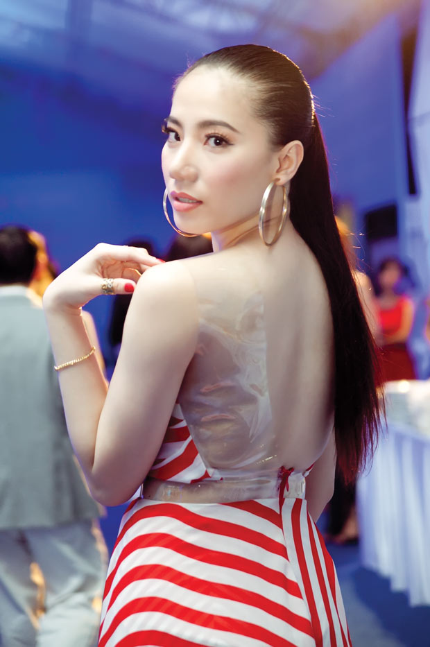 Chung Thục Quyên cũng thường dùng băng dính để giúp bộ trang phục ấn tượng hơn.