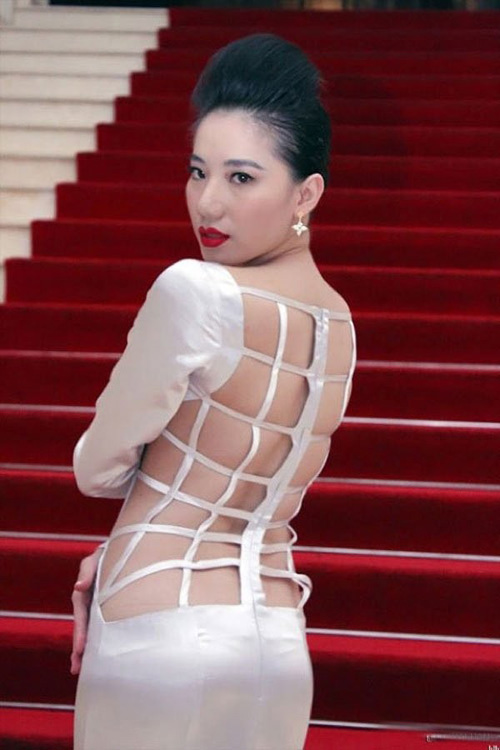 Thêm một bộ trang phục khó chấp nhận được của người đẹp này.