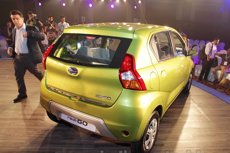Phía sau của Datsun redi-GO là cửa mở khoang hành lý được thiết kế khá gồ ghề, đi kèm đèn hậu dạng đèn sợi đốt thông thường. Bên dưới là cản va có tấm ốp màu bạc tương tự trên đầu xe, mang đến thiết kế rắn chắc hơn cho mẫu xe cỡ nhỏ cá tính này.