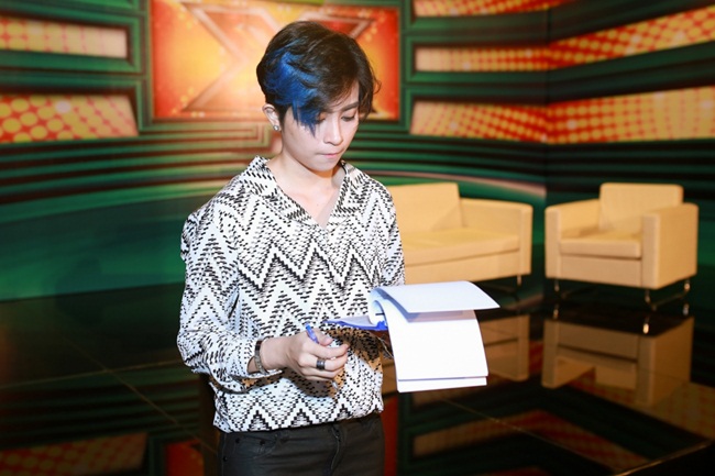 Đây là lần đầu tiên Gil Lê dẫn một chương trình lớn trên sóng trực tiếp trong nhiều tuần liên tiếp.