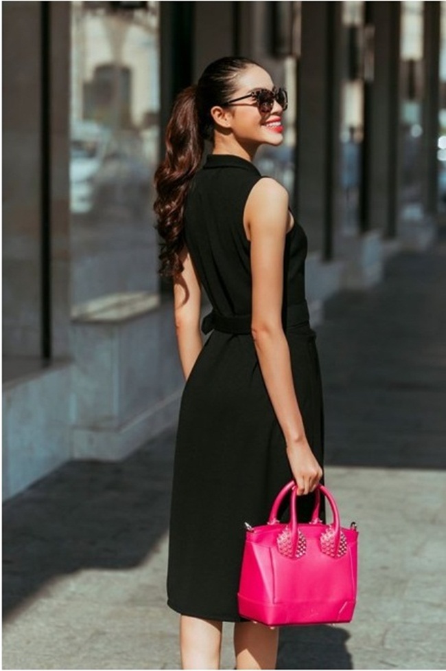 Phạm Hương cũng rất phù hợp với phong cách vintage. Cô chọn váy màu đen giá 620 ngàn đồng. Cách kết hợp phụ kiện thông minh luôn là thế mạnh trong phong cách thời trang của người đẹp này.