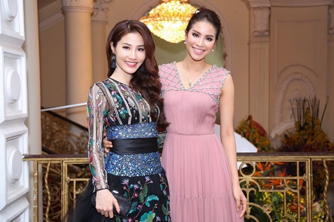 Phạm Hương tham gia sự kiện tại TP HCM. Người đẹp diện trang phục dạ hội hồng lãng mạn, chất voan mỏng nhẹ nhàng, bay bổng. 