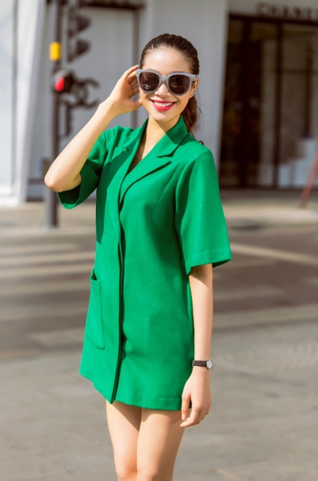 Phạm Hương khai thác triệt để đôi chân dài miên man bằng chiếc đầm vest cách điệu màu xanh ngọc lục bảo thời thượng.