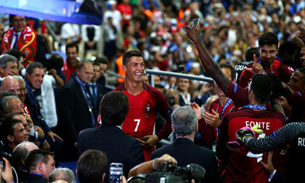 Ronaldo dù phải rời sân sớm do chấn thương nhưng vẫn trở lại sân những phút cuối trận và nâng cúp cùng các đồng đội. 