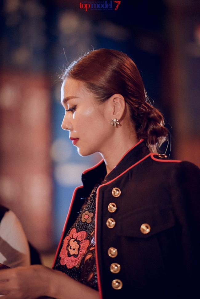 Khi được hỏi về thử thách đầu tiên, siêu mẫu Thanh Hằng cũng tỏ ra vô cùng hào hứng: “Mặc dù đây là lần thứ 3 tôi tham gia nhưng không có nghĩa là một thứ đều lặp lại. Với chủ đề “Break the rules – Phá bỏ mọi giới hạn”, khán giả hoàn toàn có quyền trông đợi vào một mùa giải cực kì thành công, ấn tượng với những thử thách gay cấn. Đặc biệt, thử thách catwalk trên độ cao hơn 15m này cũng mang đến rất nhiều hỉ nộ ái ố ngay trong tập đầu tiên”.