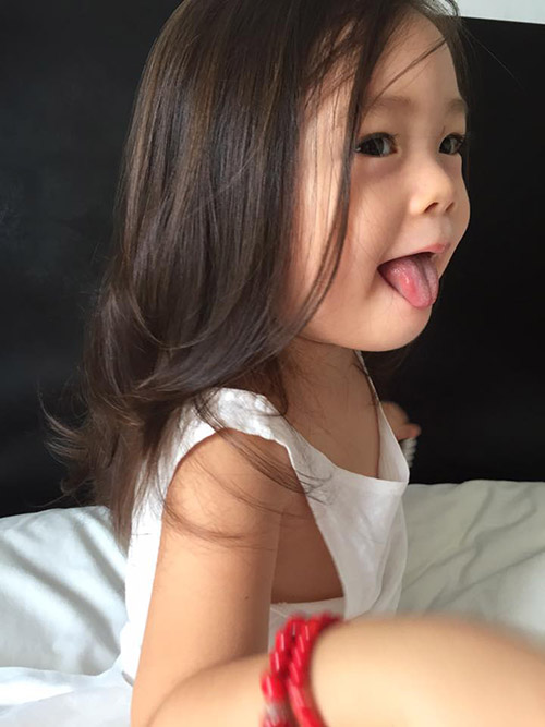Thấy mẹ xem ti vi xúc động, mẹ chảy nước mắt thì bé tới ôm mẹ vỗ vỗ vai mẹ ''mẹ ơi, mẹ buồn, mẹ khóc''. Mẹ đọc truyện cười, mẹ cười, bà chạy tới hỏi ''mẹ, sao mẹ cười?'' 