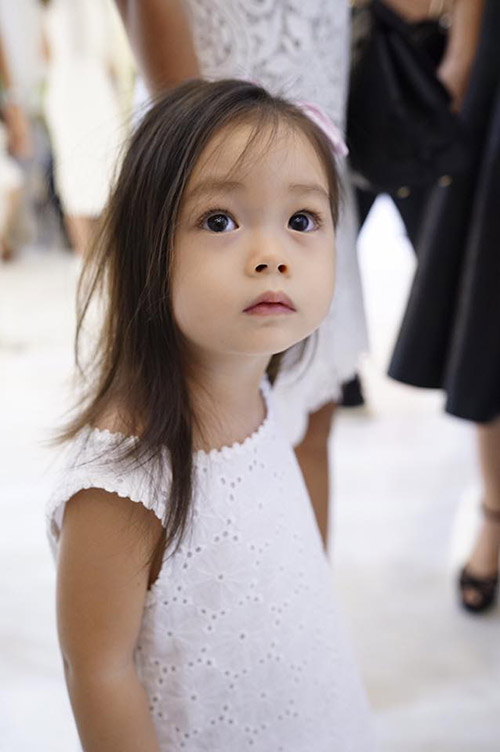 Rồi sợ nói sai, tự sửa lại: ''Sao cười mẹ? Tại sao? Tại sao??''. Còn tinh thần học tập thì vô biên, hôm nay bà ấy đã biết đếm từ 1 tới 10 bằng tiếng Việt, tiếng Anh, tiếng Thuỵ Điển, biết hết các màu, kể cả ''silver'',''grey'', và biết đọc cũng như nhận ra 24 chữ cái. Cũng như đã thuộc gần 10 bài hát! Nhưng chỉ có 1 điều là mẹ cầm máy quay lên là đứng hình''.