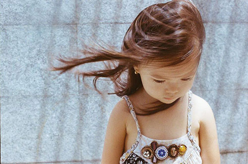 Cô bé khiến không ít người liên tưởng em với cô bé Harper - con gái cưng của cặp vợ chồng nổi tiếng Beckham - Victoria.