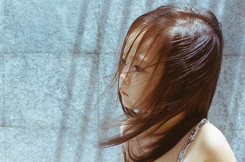 Bộ ảnh của bé Sol nhận được nhiều lời khen ngợi về vẻ đẹp ngày càng 'thắm' của cô bé.