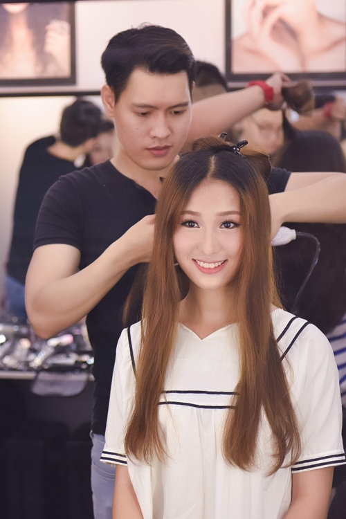 Buổi chụp và ghi hình được diễn ra tại hai studio khác nhau với ba trang phục gồm áo dài, bikini và váy dạ hội. 
