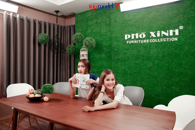 Hai cô nàng đã tranh chủ chụp ảnh ở phòng khách, phòng ăn, phòng sinh hoạt chung của các thí sinh. 