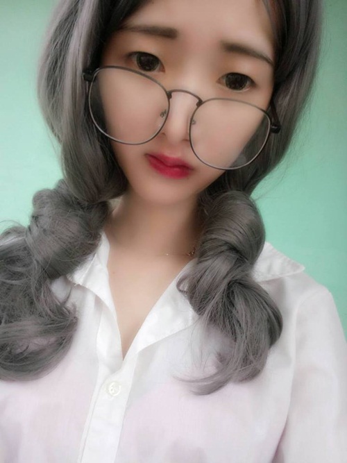 Lý giải về điều này, Bảo Linh chia sẻ: Có lẽ mọi người thấy khuôn mặt mình hơi dài, cằm nhọn và mình thường xuyên đeo lens nên có nét tương đồng nào chăng.