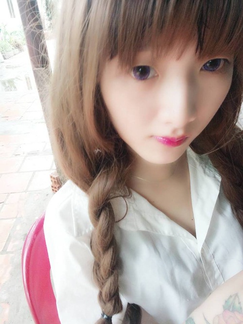 Bảo Linh cho biết cô chỉ thoa kem dưỡng da, đeo lens và tô son hàng ngày. 