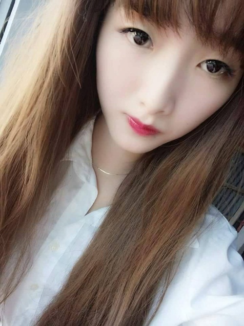 Chọn kiểu tóc, màu tóc cho hợp với gương mặt cũng là bí quyết làm đẹp của cô gái này.