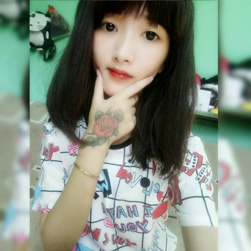 Cô gái trẻ còn gây ấn tượng với một hình xăm trên bàn tay.