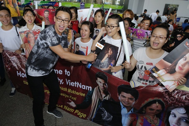 Nếu như đây là lần thứ hai Siddharth Shukla và Avinash Mukherjee tái ngộ khán giả Việt Nam thì với Roop Durgapal và Aasiya Kazi, đây là lần đầu tiên hai cô gái xinh đẹp có mặt tại mảnh đất hình chữ S.